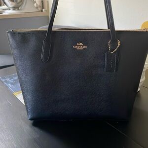 Large Coach bag with zipper, 3 pockets inside
